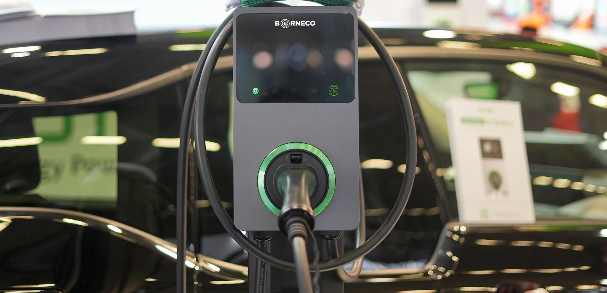 Borne de recharge murale Borneco branchée à un véhicule