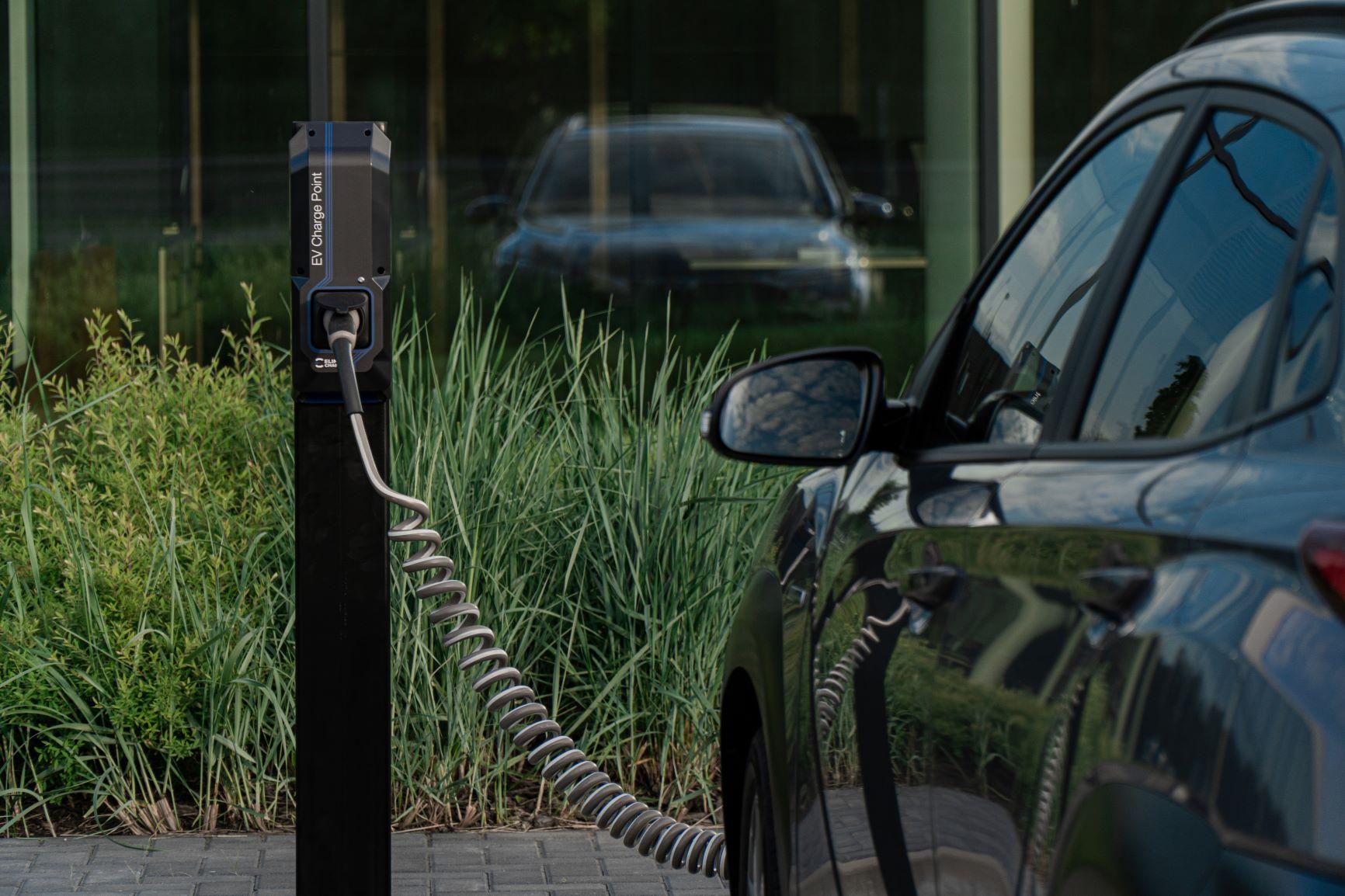 Borne de recharge installée sur un parking d'entreprise